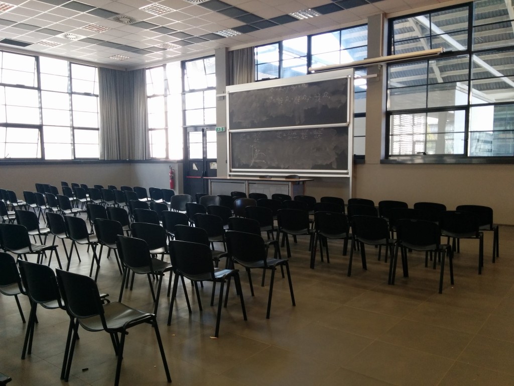 Aula LM 1.1 provvista solamente di sedie.